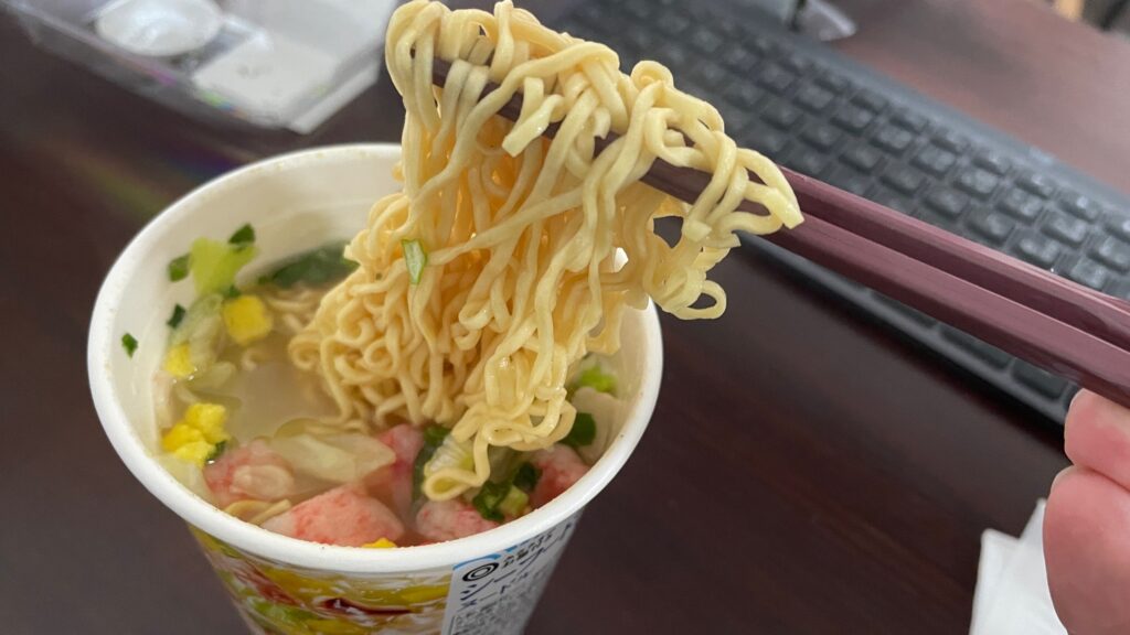 麺を持ち上げる